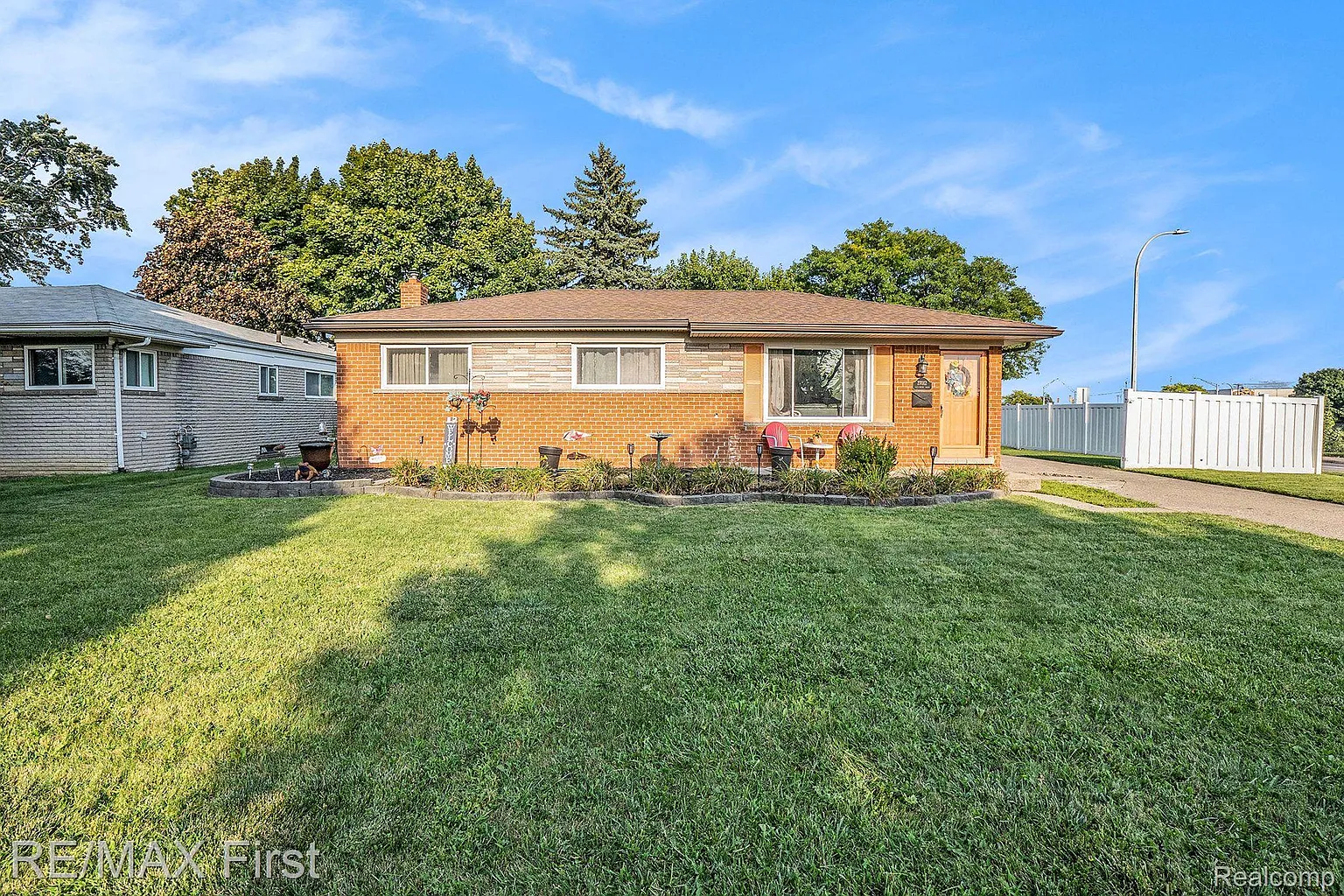 27012 Crestwood Dr photo 1