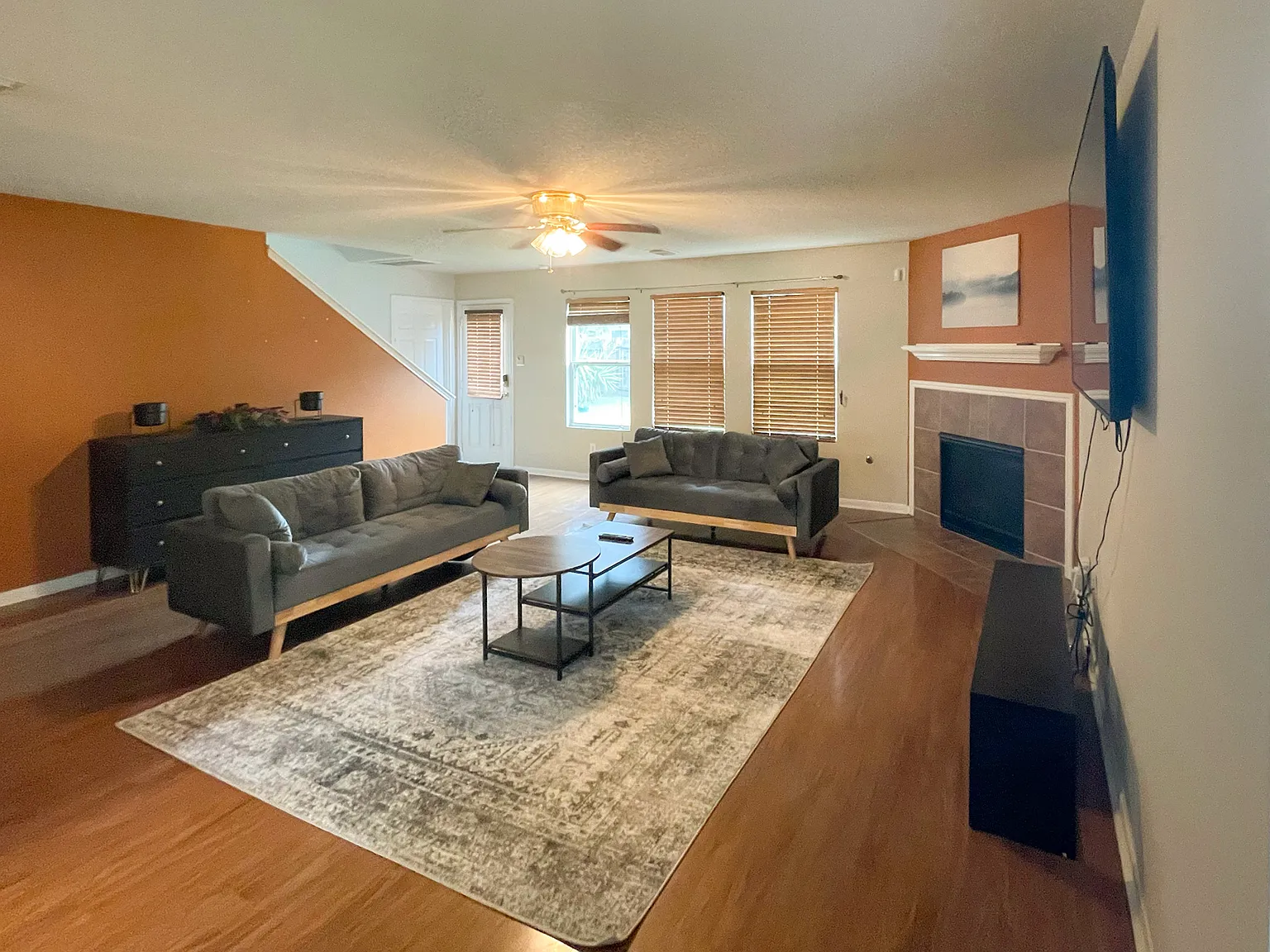3 bed, 2695 sqft, $850 — Photo 2