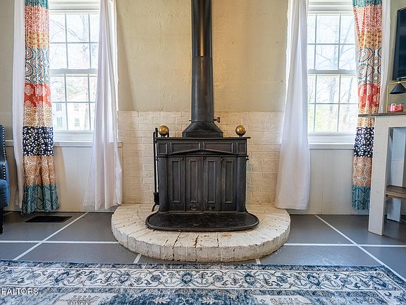 5th image of 200 Oak Rd