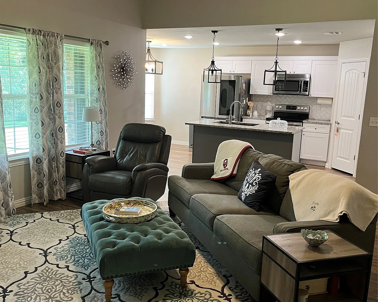 4 bed, 2.0 bath, 1565 sqft, $1,700 — Photo 2