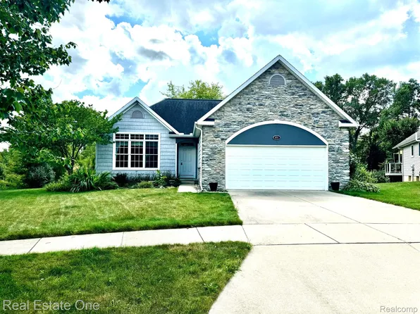 671 Creekside Ct, Chelsea, MI 48118