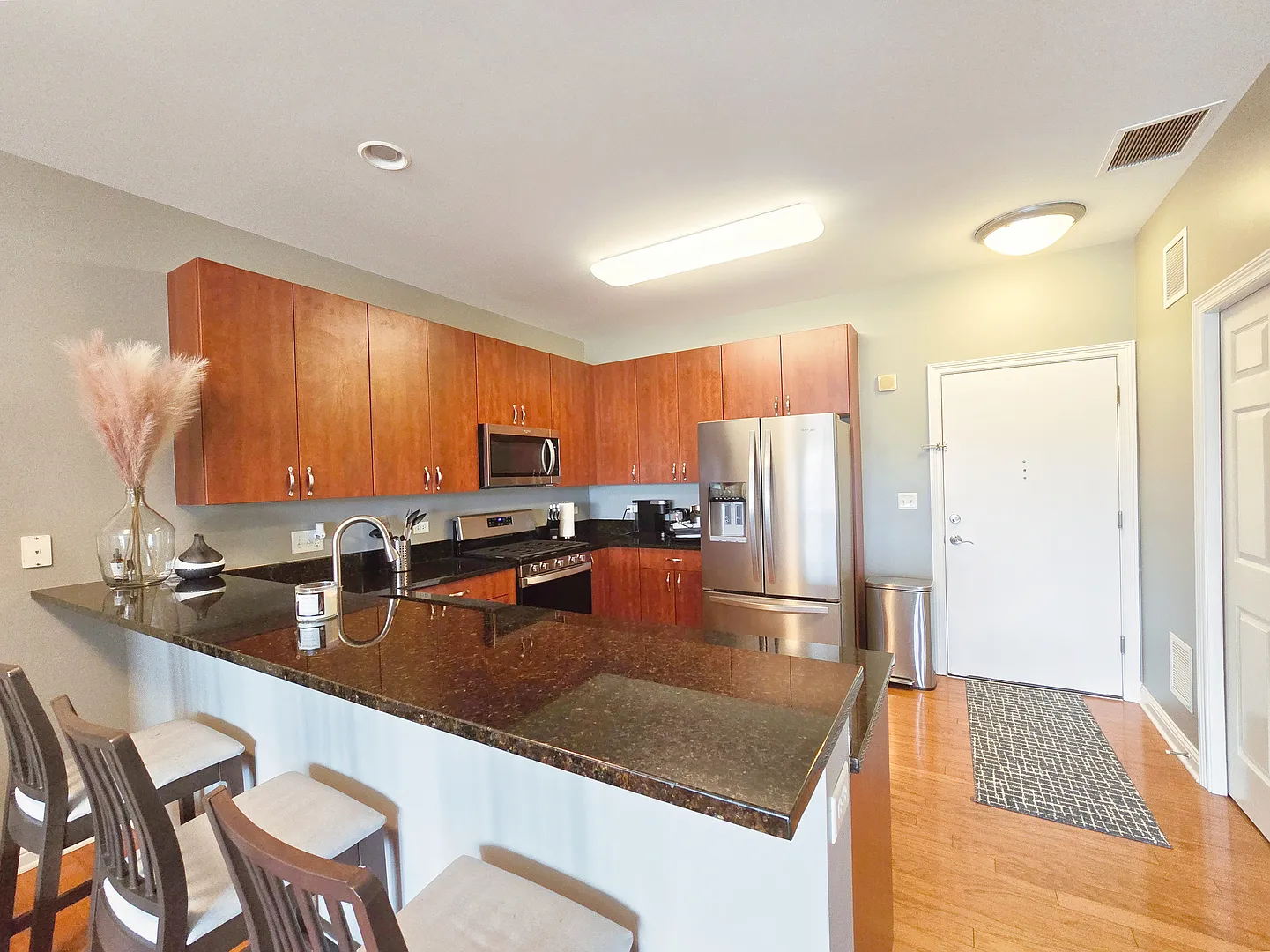 2 bed, 1100 sqft, $2,500 — Photo 2
