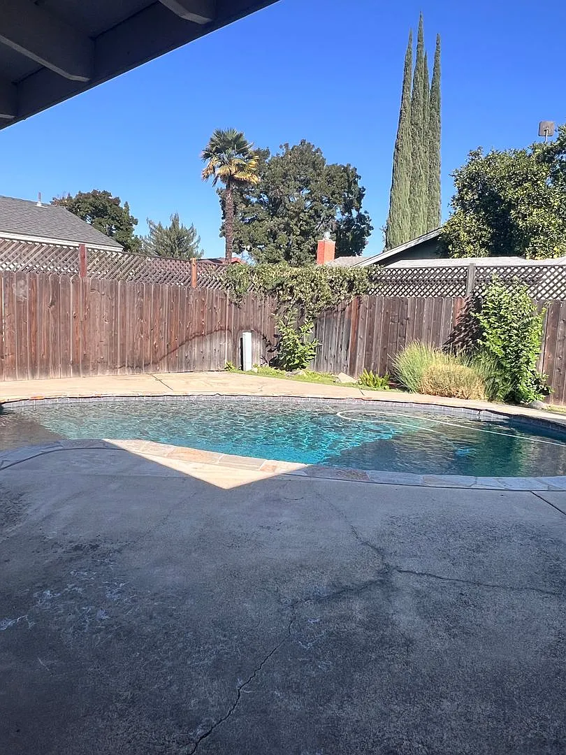 3 Bedroom Home available now. With POOL! — Photo 3