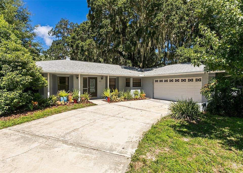 1st image of 985 Lake Charm Dr