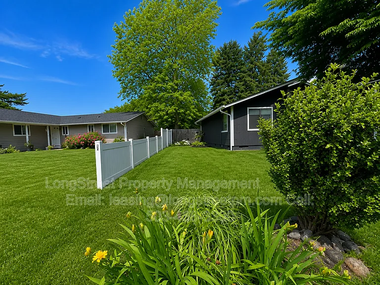 2711 Newton St — Photo 3