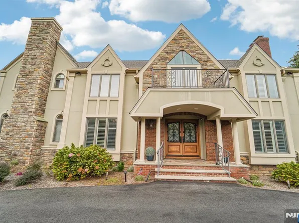 840 Stonewall Ct, Franklin Lakes, NJ 07417