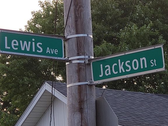3rd image of 1004 Lewis Ave