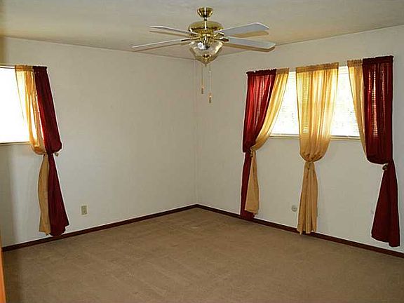 5th image of 498 Robin Hood Ln