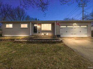 42 S Avery Rd, Waterford, MI 48328