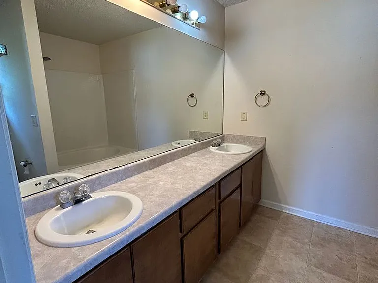 109 Larkin Ct — Photo 16