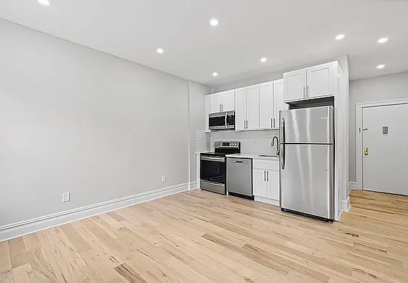 5th image of 961 Washington Ave APT 1G