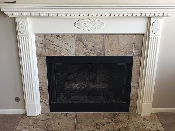 Fireplace w/ gas logs