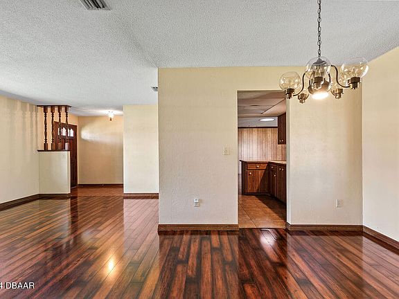 5th image of 1110 Wandering Oaks Dr