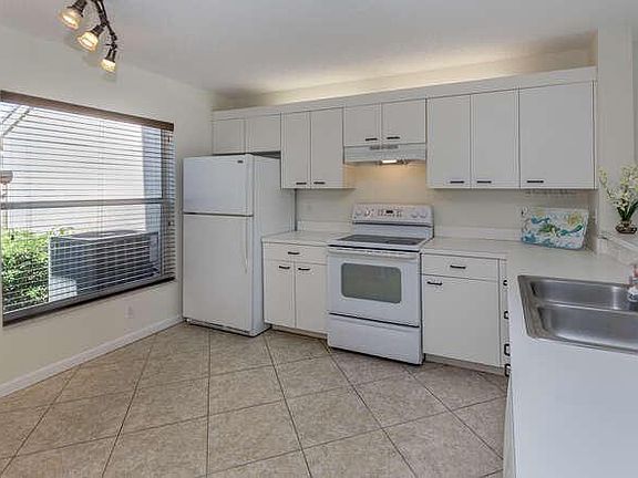 3rd image of 5082 W Lakes Dr