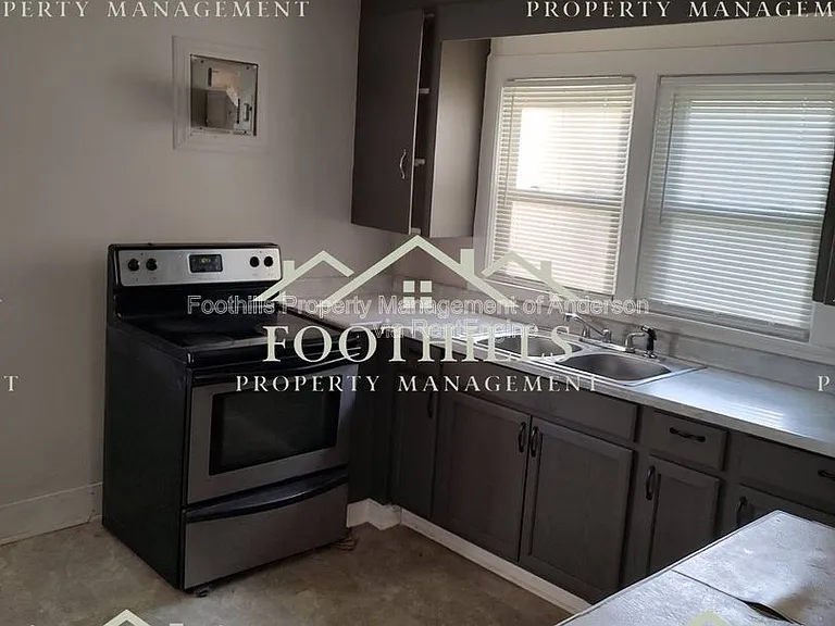 1302 Robbins Dr — Photo 5