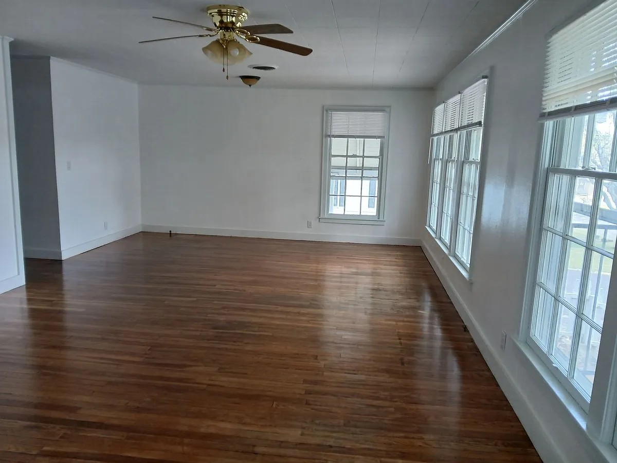 Building Photo - 402 Crestwood Hot Spgs