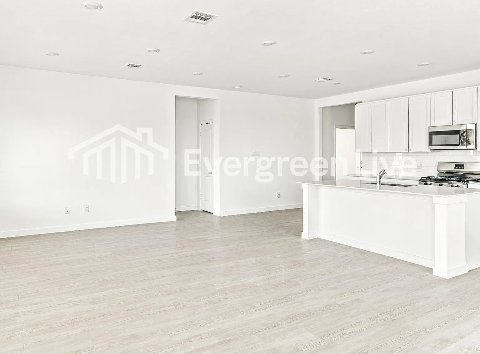 4 bed, 2.0 bath, 2081 sqft, $2,190 — Photo 4
