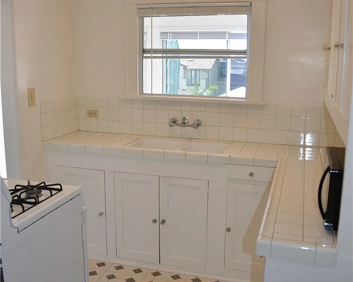 830 Monterey Blvd — Photo 9