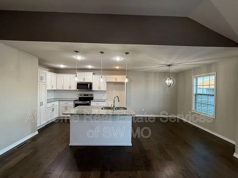 3 bed, 2.0 bath, 1405 sqft, $1,795 — Photo 4