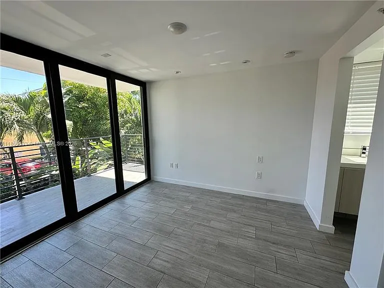 727 NE 15th Ave — Photo 7
