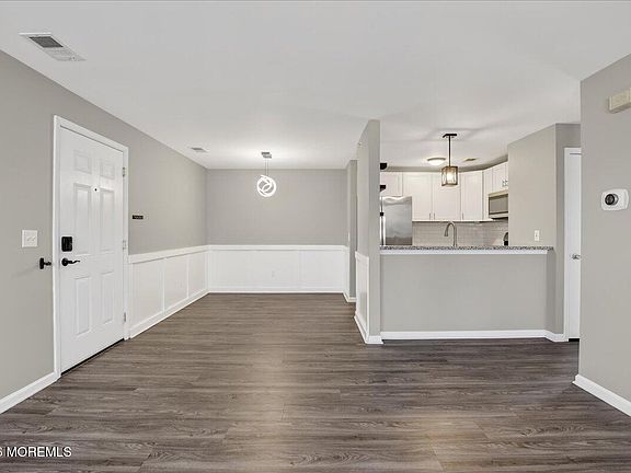 4th image of 33 Jockey Ln