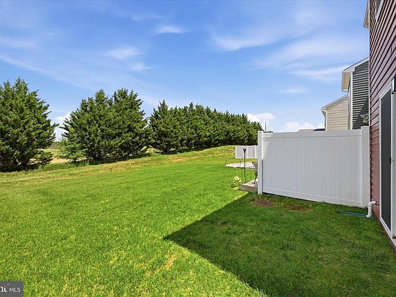 3rd image of 572 Thumper Dr