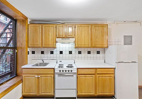 5th image of 110 Macdougal St APT 2R