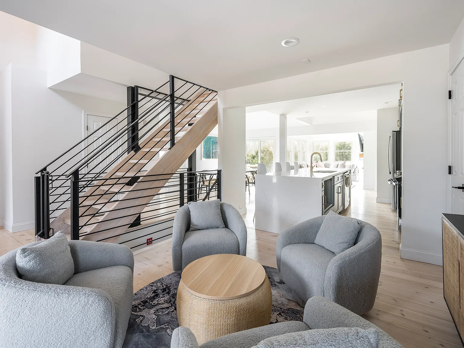 Hamptons Gated Oasis on a Private Acre — Photo 4
