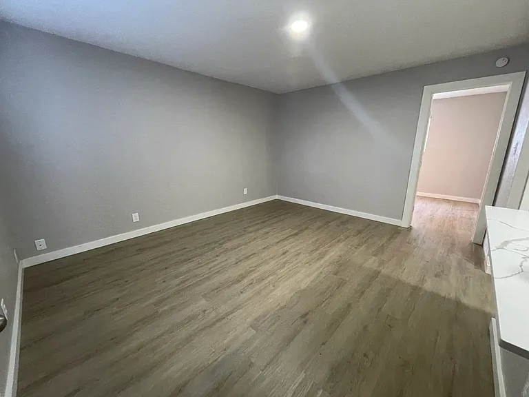 407 1/2 W 38th St #106 — Photo 2