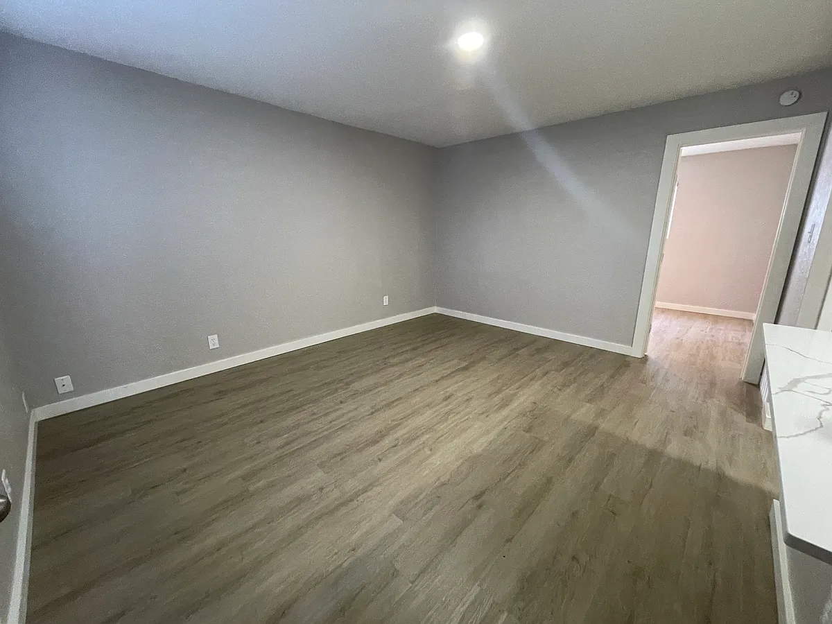 Building Photo - 407 1/2 W 38th St #106