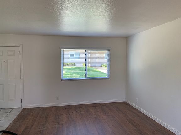 3rd image of 1418 N Elderberry Ave