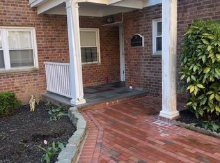 70 Knightsbridge Rd APT 2B, Great Neck, NY 11021