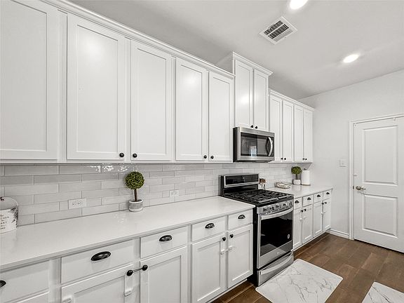 5th image of 10415 Lone Star Way
