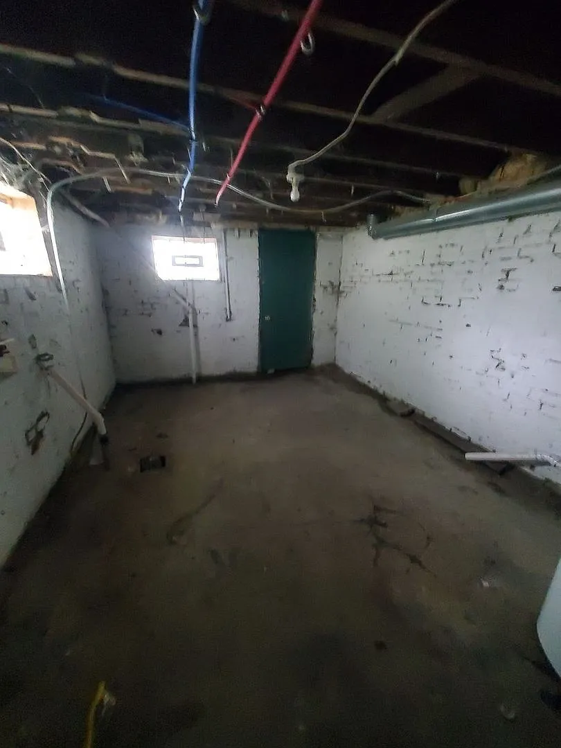 3 Bedroom Single Family — Photo 4