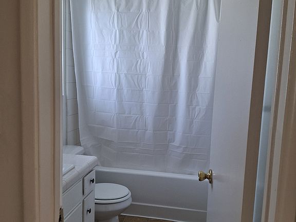 5th image of 15120 Victory Blvd #46