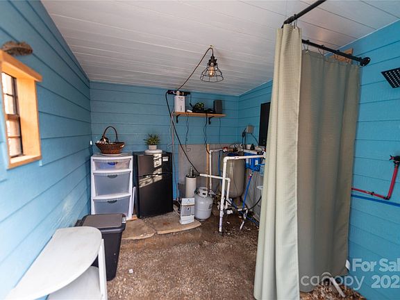 3rd image of 726 Lower White Oak Rd