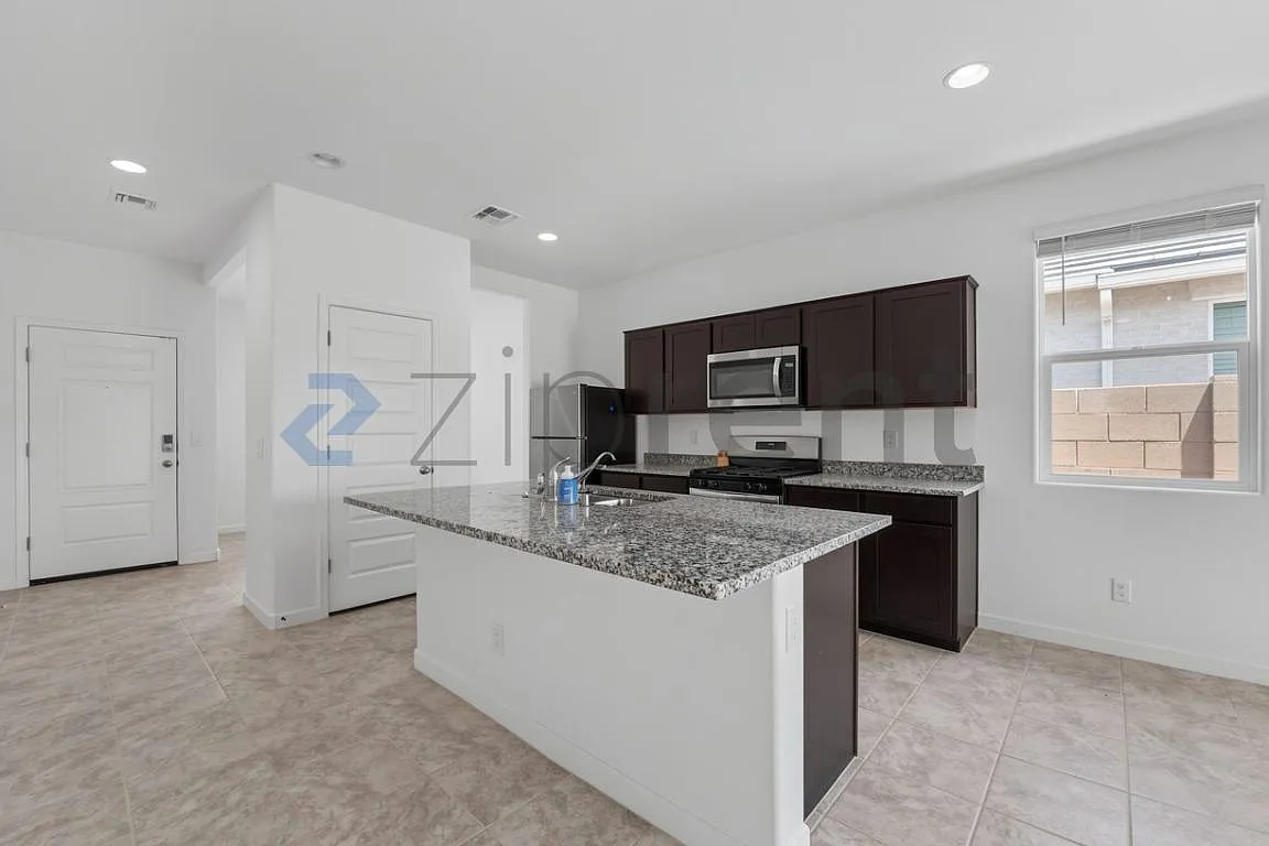 3 bed, 1317 sqft, $2,400 — Photo 3