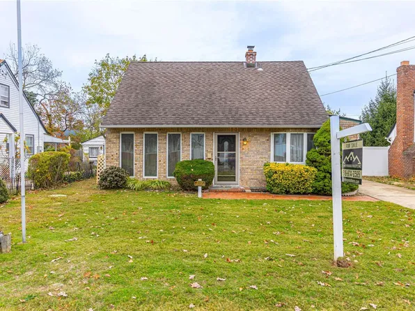 45 Carlls Path, North Babylon, NY 11703