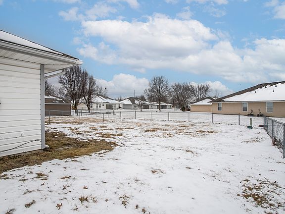 3rd image of 811 Willow Dr
