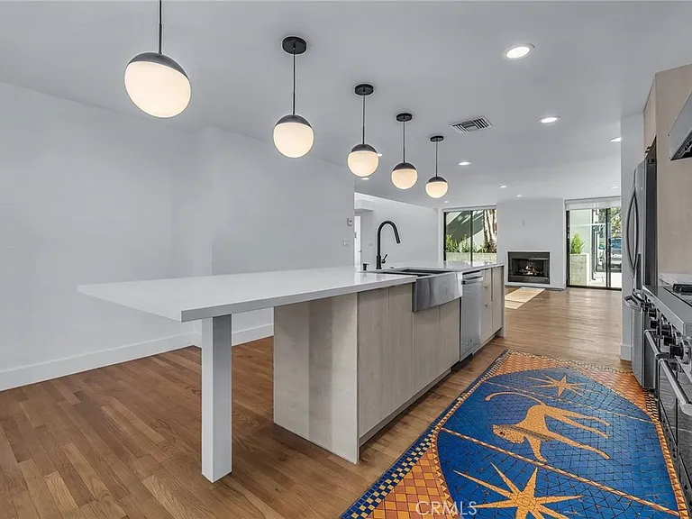 1531 Wellesley Ave — Photo 6