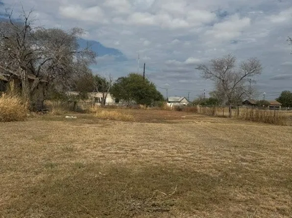 805 E 9th St, Quanah, TX 79252