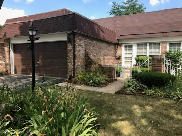 1S303 Holyoke Ln, Villa Park, IL 60181