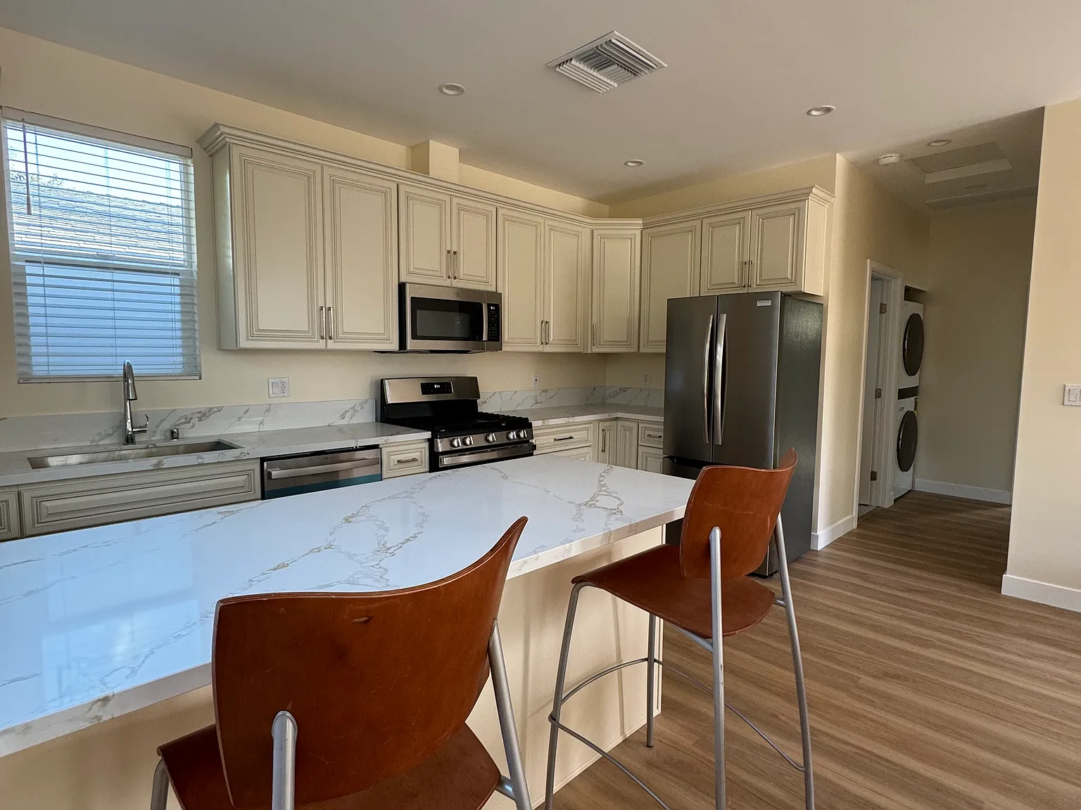 2 bed, 1000 sqft, $3,750 — Photo 4