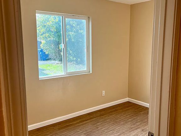 2nd image of 923 Sacramento Ave Room 2