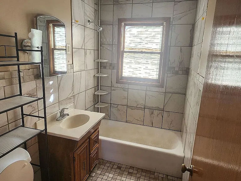 1625 E Oakland Ave — Photo 2