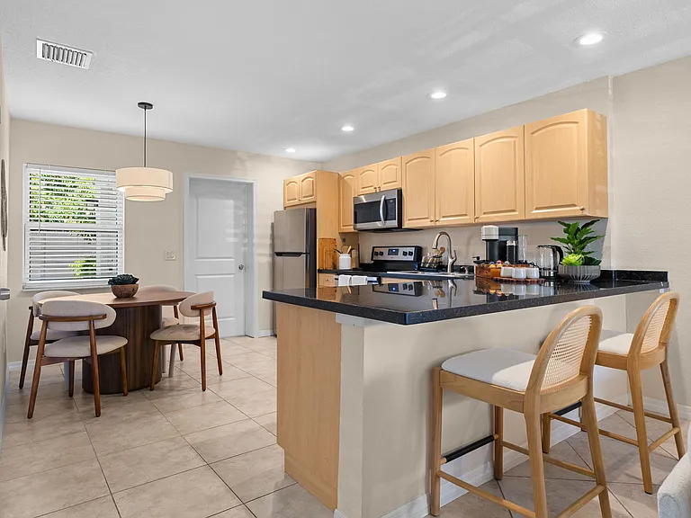 260 NW 14th Ct — Photo 5