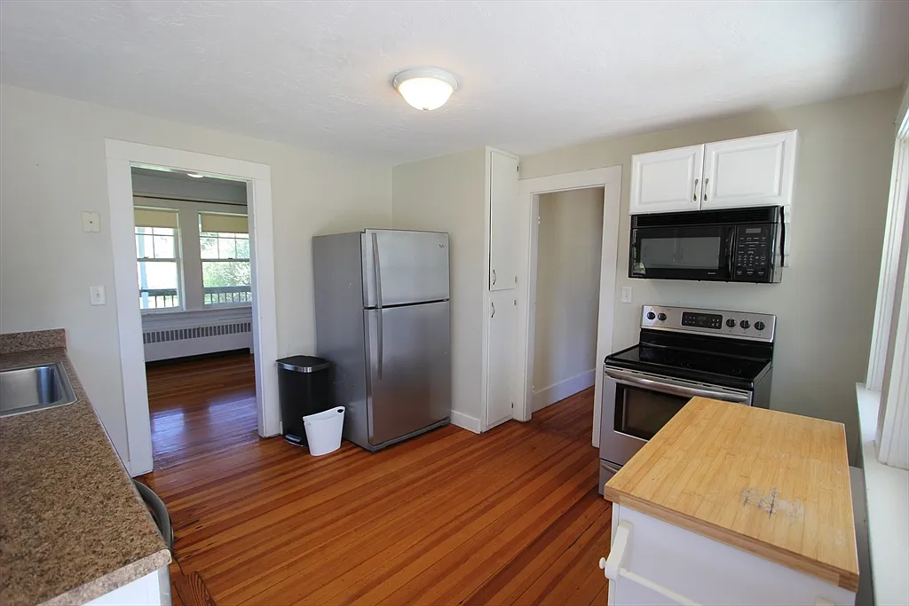 3 bed, 2.0 bath, 1232 sqft, $2,700 — Photo 2
