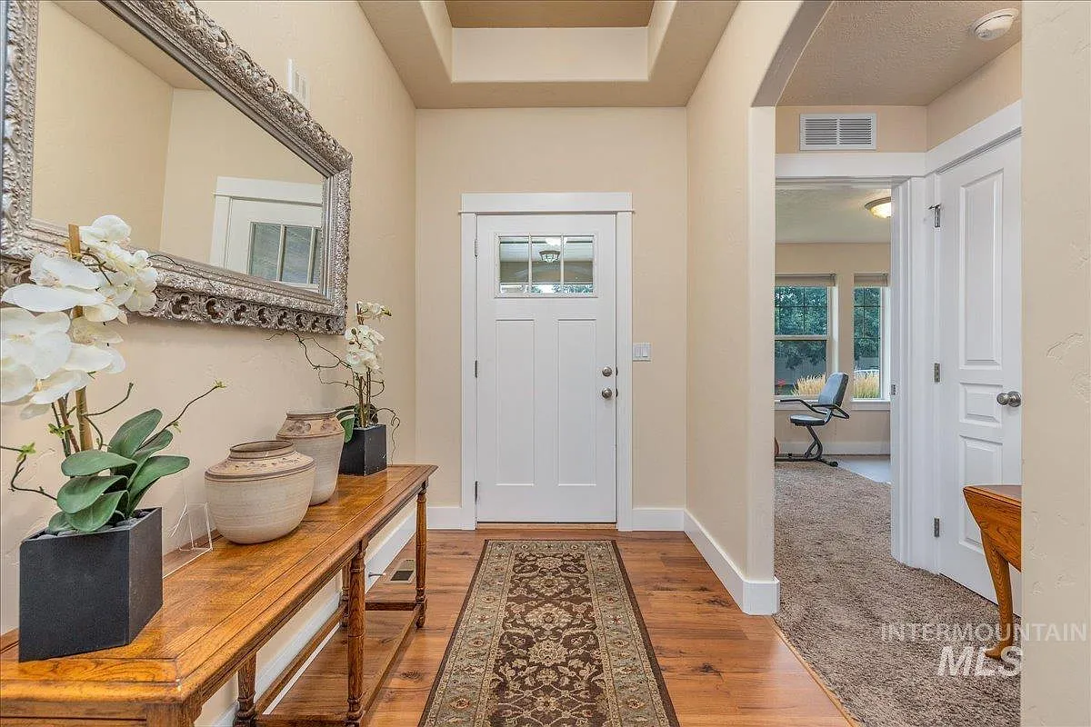 3 bed, 2.0 bath, 1487 sqft, $2,300 — Photo 2