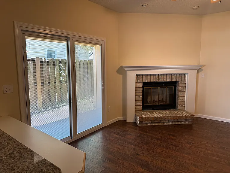 220 Parkwood Cir — Photo 3