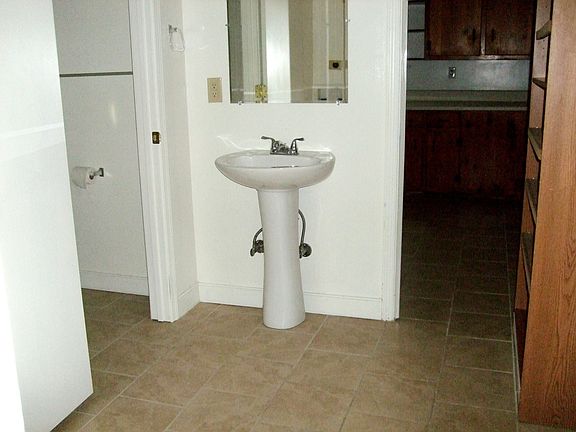 4th image of 2912 Weymouth Dr